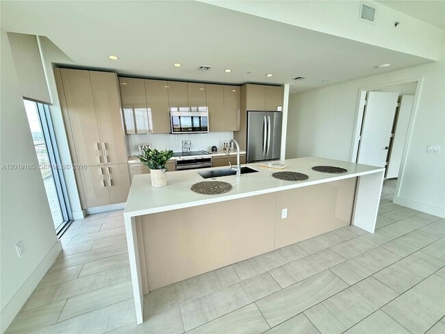 Photo - 2000 Metropica Wy Unit 2003