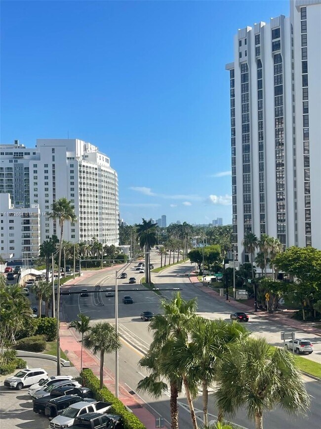Photo - 5555 Collins Ave Unidad 6A Rental