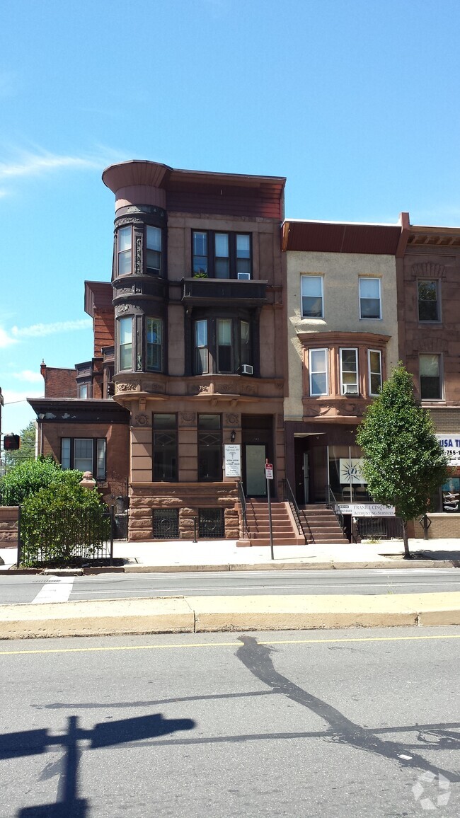 Building Photo - 2342 S Broad St Unit 2ndFloor-Front Rental