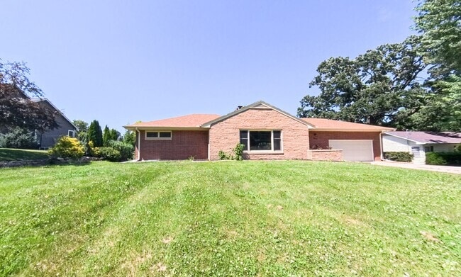 Building Photo - Spacious 3 Bedroom 1.5 Bath Home- Located ...