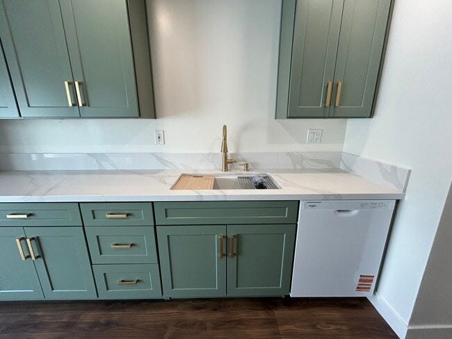 Kitchen - 264 S Waverly St