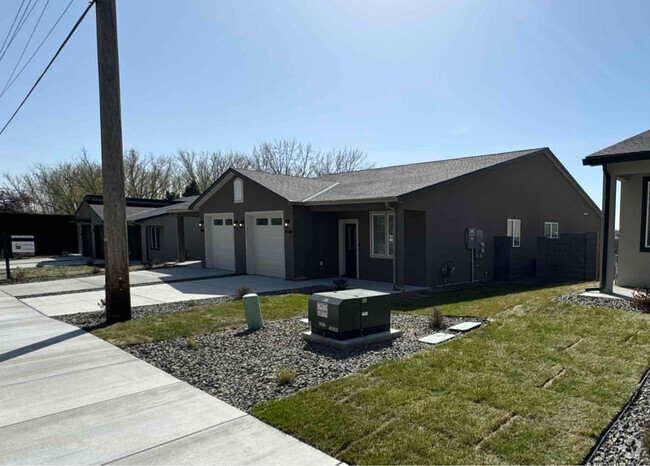 Building Photo - 2116 Rd 52 Unit A Rental