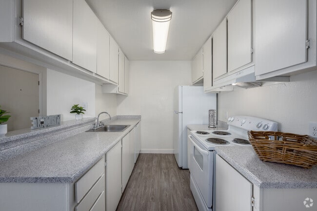 2BR, 1BA - 917SF - Kitchen - Rivercourt Apartments