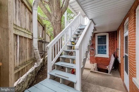 steps to 2nd apt - 562 W Orange St Unidad 1