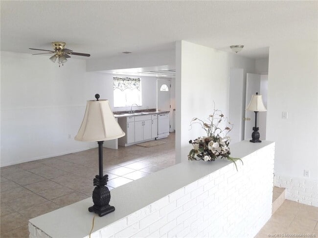 Photo - 350 NE Granduer Ave