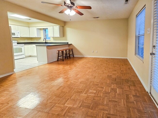 Photo - Knoxville 37934 - 3 bed 2.5 bath Condo - Contact Ryan Fogarty 865-333-4840
