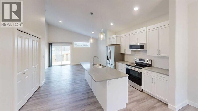 Photo - 13401-13105 105 St