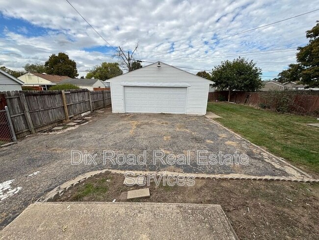 Photo - 810-812 N University Blvd