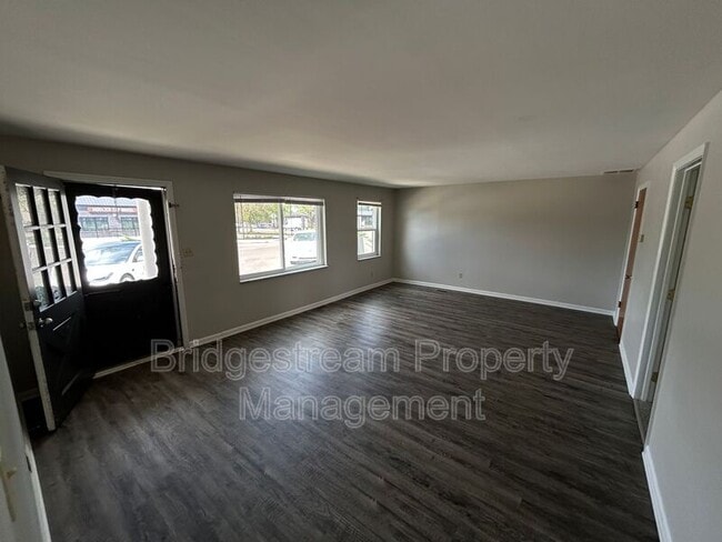 Photo - 92 W Franklin St