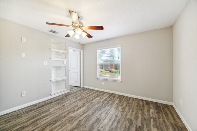 Photo - 5710 Mid Way