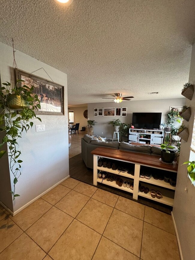 Photo - 4 BEDROOM HOME CLOSE TO SCHOOLS!