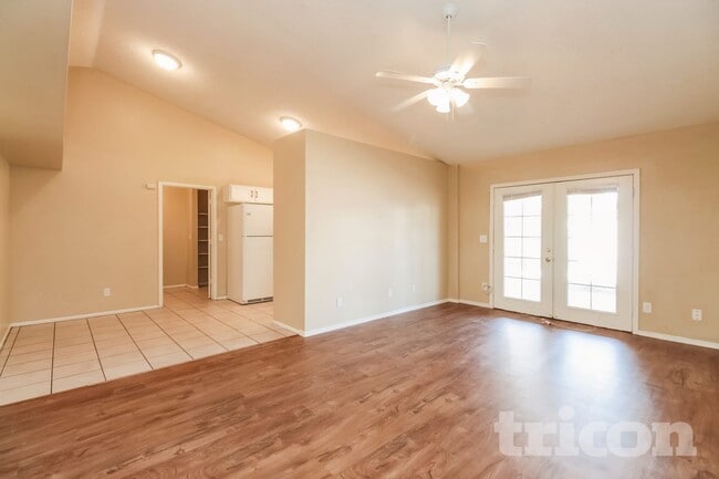 Photo - 102 W Ivyglen St