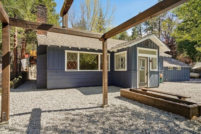 Building Photo - 54025 Strawberry Valley Dr