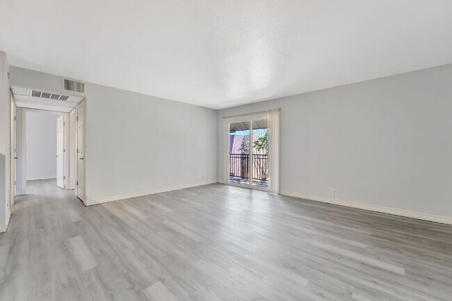 Photo - Guard Gated Community - 2 bedroom and 1 bathroom, Upstairs Unit Private Balcony Over looking Park... Unidad 40