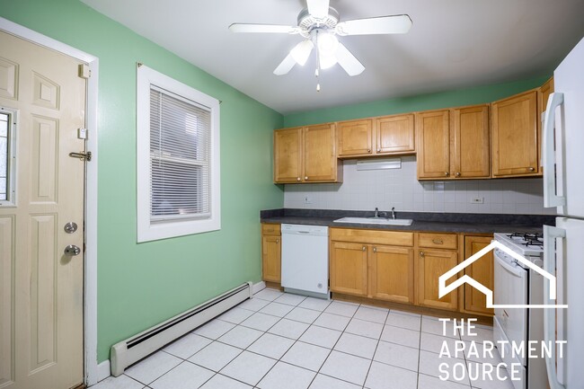 Building Photo - 1643 W Sherwin Ave Unit 2