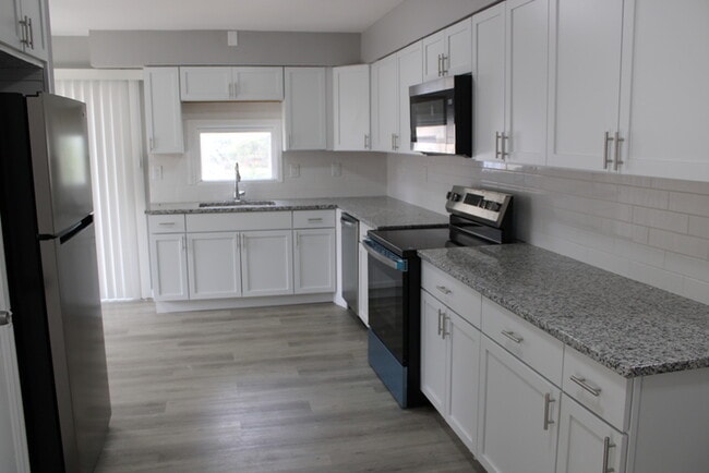 Building Photo - Unique Rental in Grandview with 3 bay gara...