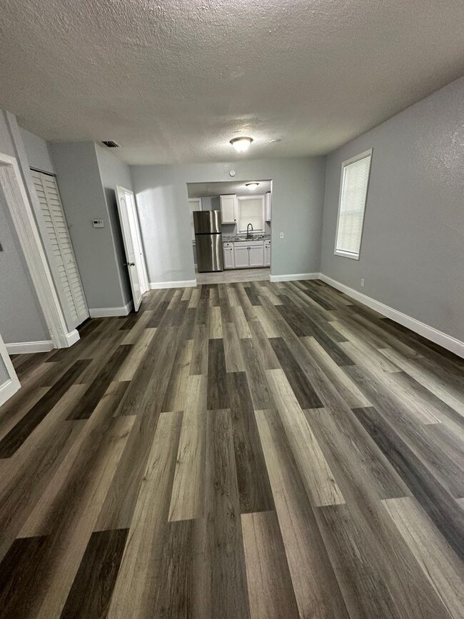 Building Photo - Fully Renovated 3/1.5 Available for Immedi... Rental