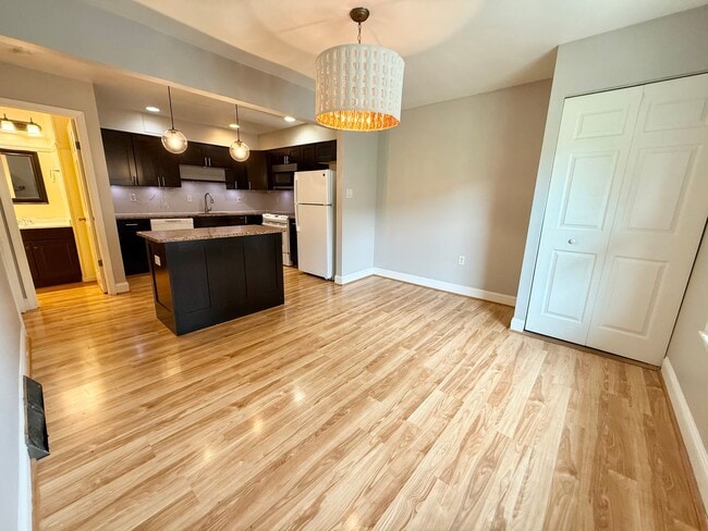Building Photo - Three bedroom townhouse in beautiful Whitp...