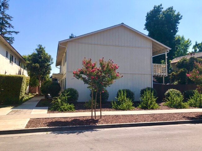 Building Photo - 5702 Tucson Dr Unit 4