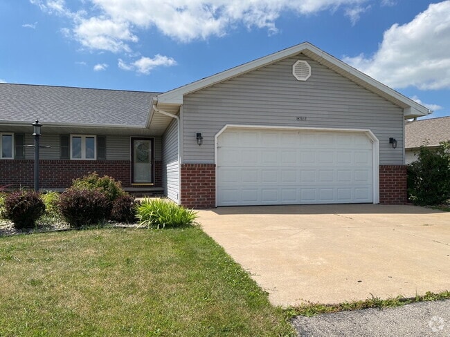 Building Photo - "Spacious 3-Bedroom Side by Side Duplex in... Rental