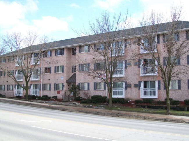 Photo - 505 E Burlington St Apartments