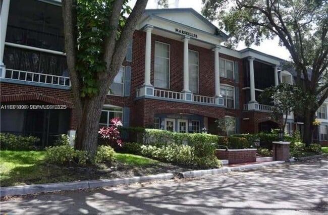 Building Photo - 3660 Inverrary Dr Unit 2I