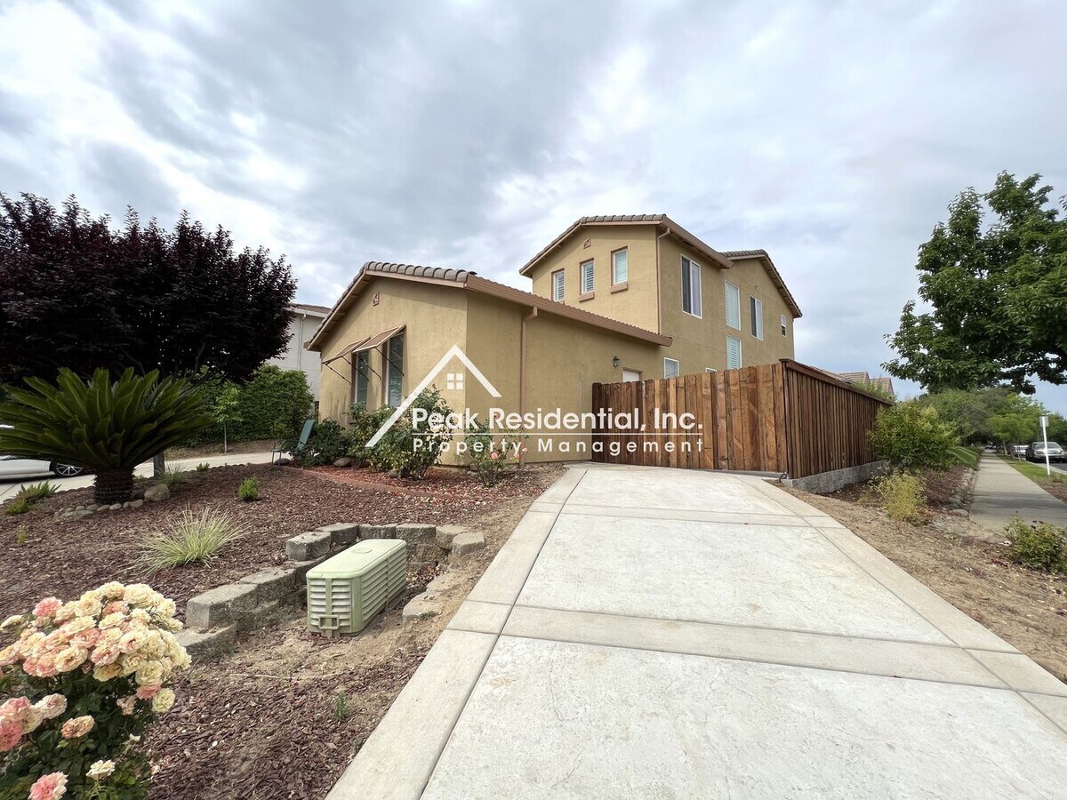 Photo - Beautiful Roseville 4bd/3ba Home With RV A...