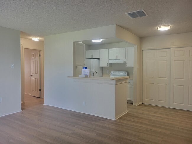 Building Photo - 3811 Bowline Cir Unit 1