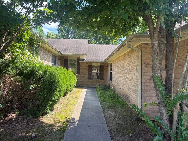Building Photo - 1075 Grinnel Cir Unit A
