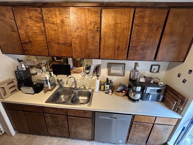 kitchen with stainless steel appliances - 702 Cross Timbers Dr