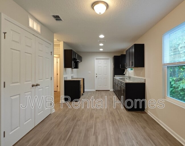 Photo - 1740 W 9th St