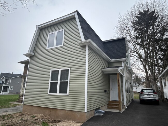 Building Photo - 1239 Plymouth Ave S