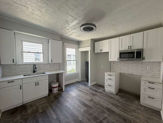 Building Photo - Comfortable & Convenient West Side Living