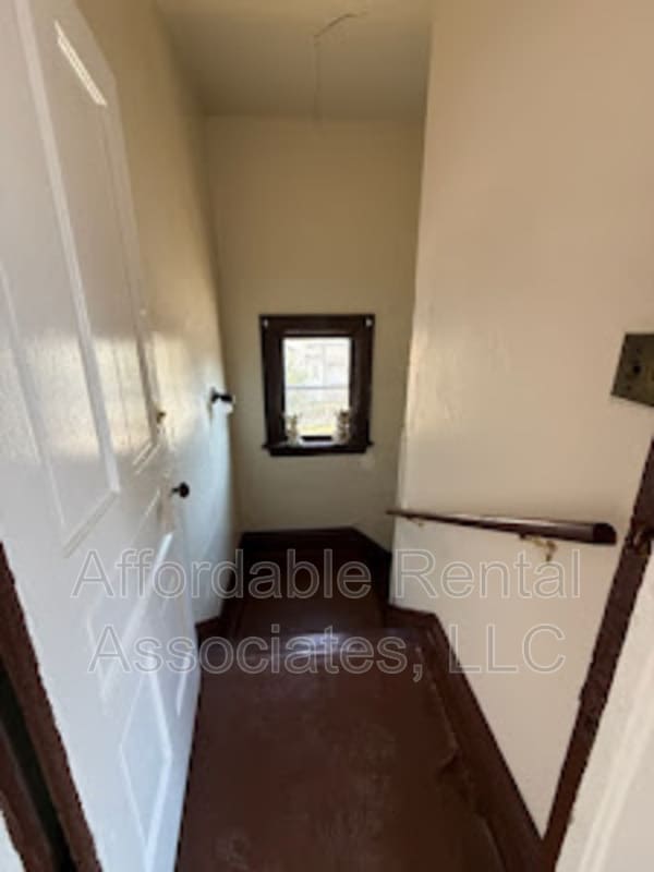 Building Photo - 1500 W Greenfield Ave Unit Upper