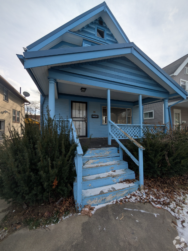 Building Photo - 1661 W Bancroft St Rental