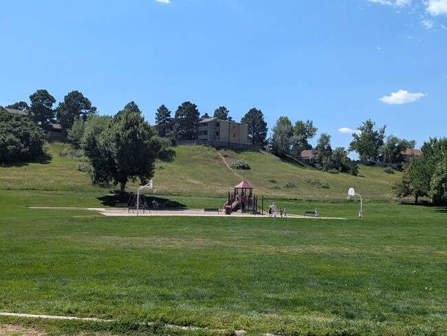 Cancha de baloncesto y parque infantil al otro lado de la calle. - 3080 Capstan Way Unidad Beautiful Condo