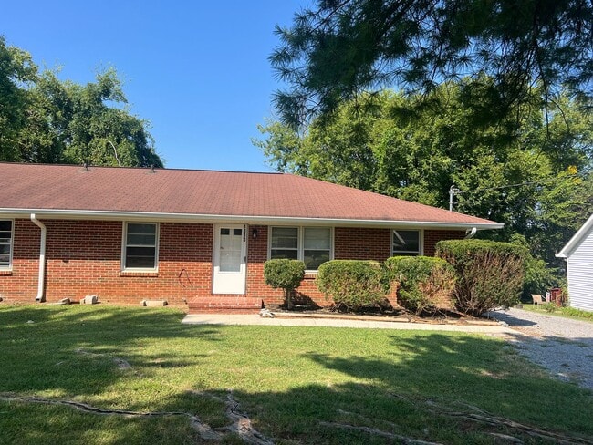 Building Photo - 1813 Battleground Dr Rental