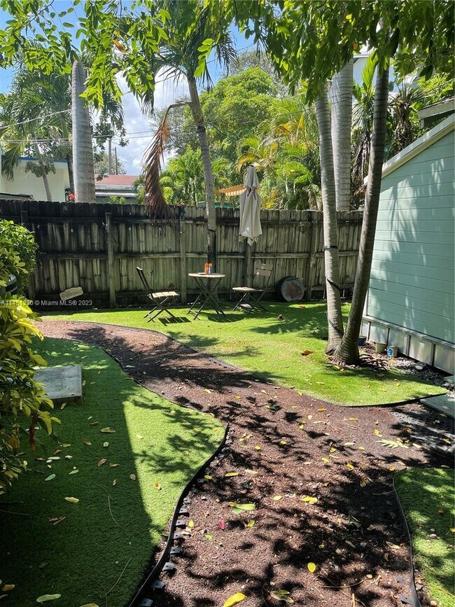 Photo - 29 NE 49th St Unidad rear