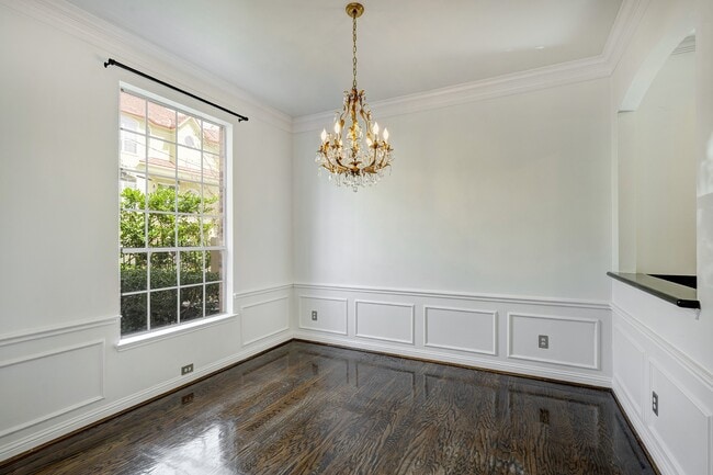Photo - 5207 Blossom St