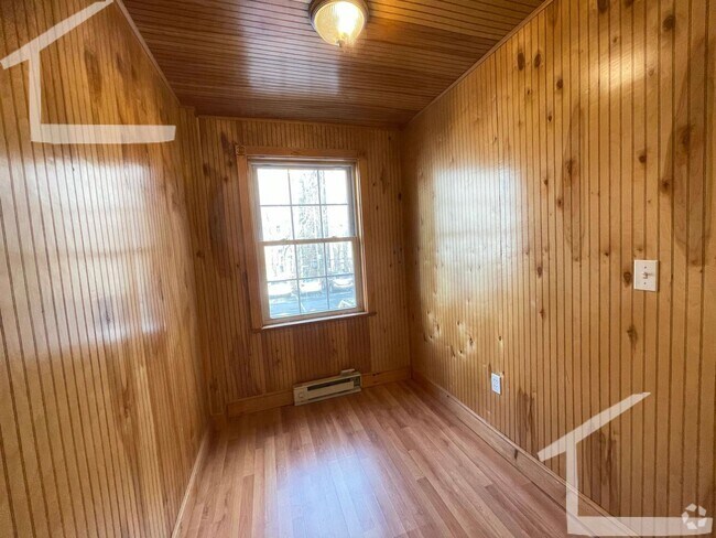 Building Photo - Amazing 4 Bed 2 Bath Available 9/1 Rental