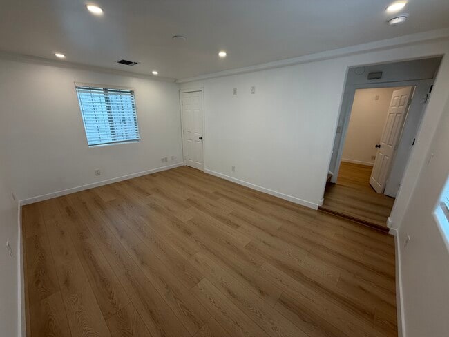 Sala de estar de la planta baja - 1754 N Alexandria Ave Unidad 1/2
