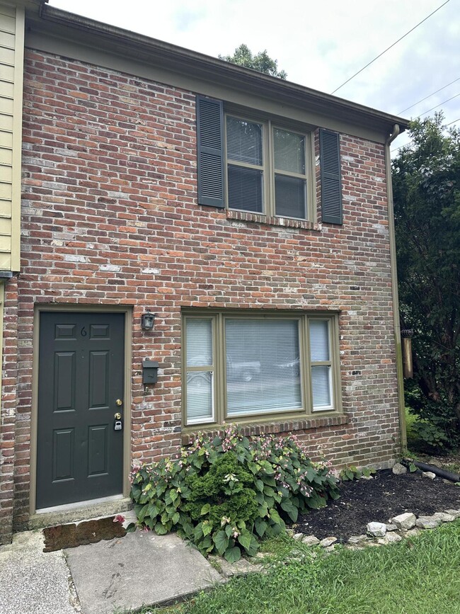 Photo - 1104 Collins Ln Unit #6