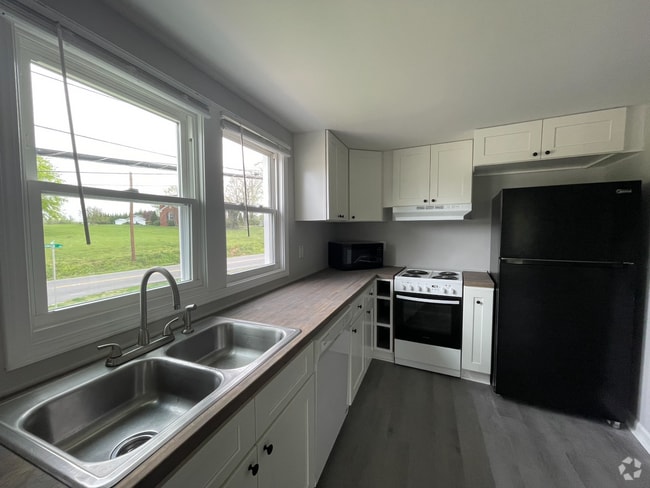 Building Photo - Freshly Renovated Studio Apartment - water... Unit Apt 5