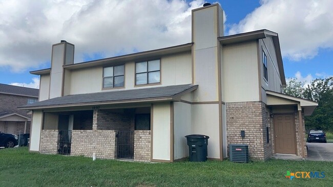 Building Photo - 1807 Cedarhill Dr Unit A Rental