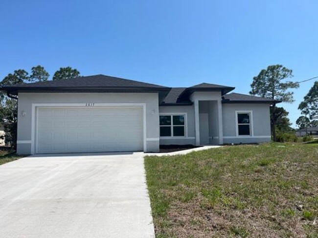 Building Photo - Large 3 Bedroom, 2 Bath + Den Rental