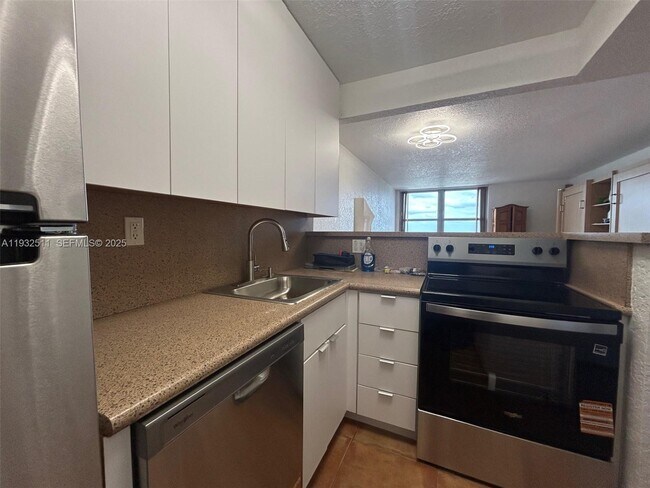 Photo - 2899 Collins Ave Unit 637