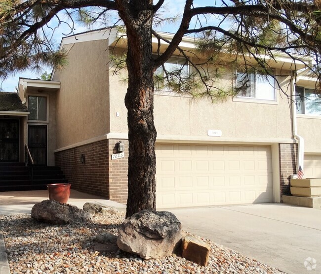 Building Photo - Wonderfull Two Bedroom/Two Bathroom Townhouse