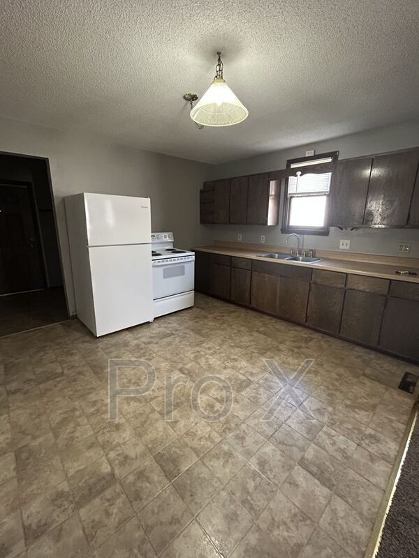 Photo - 313 E 8th St