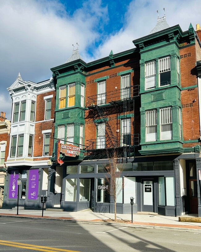 Building Photo - Charming One Bedroom Unit 826-2B