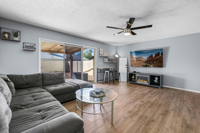 Photo - 2355 W Voltaire Ave